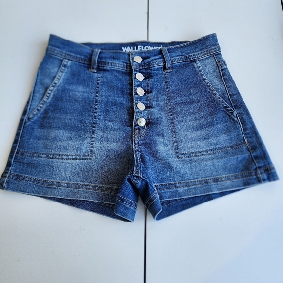 Wallflower Flirty Curvy High Rise Shorty Short Denim Button Blue Stretch Sz 3 - Picture 1 of 9